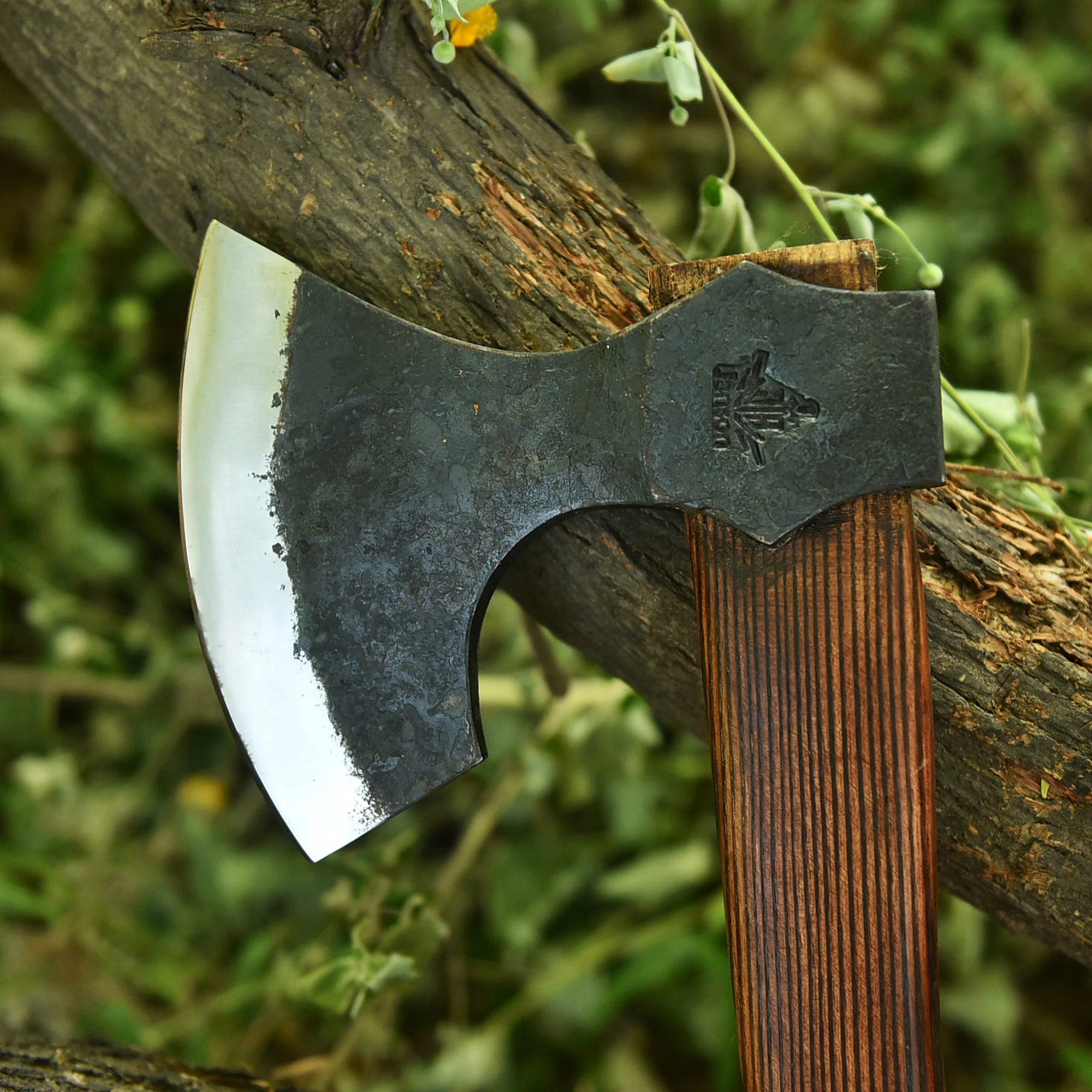 bushcraft-axe-with-ash wood-handle-1